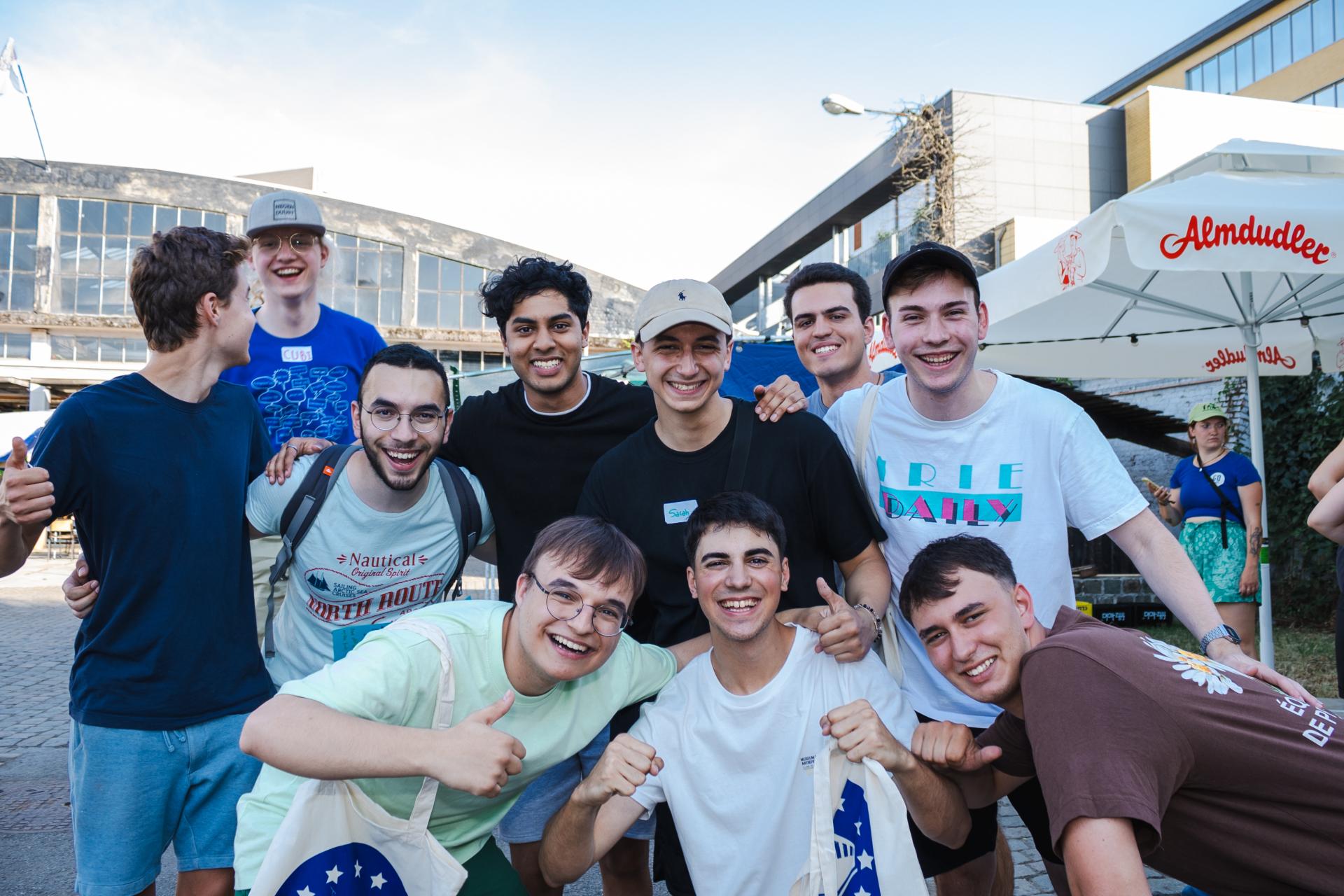 Ciaran met een groep vrienden op de Meet-Up