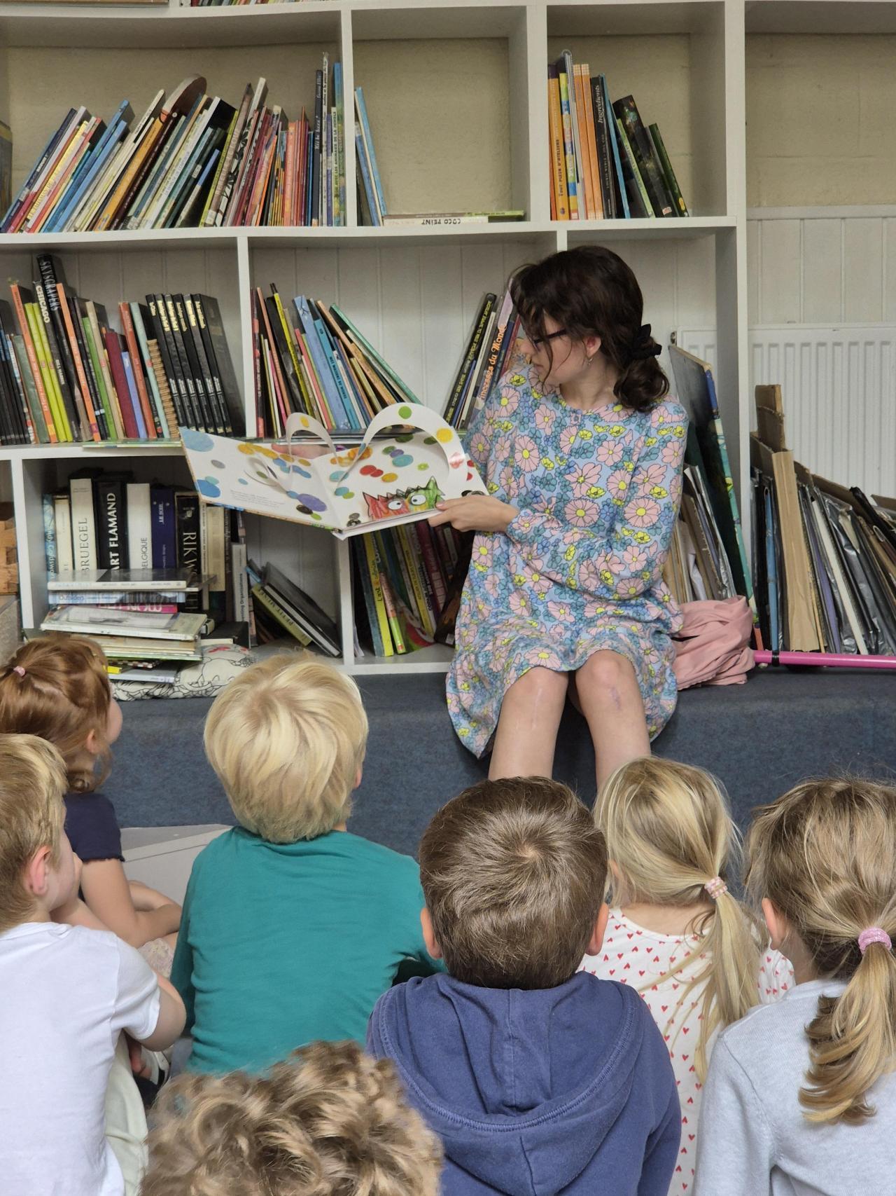 Denise leest voor aan kleuters tijdens haar vrijwilligerswerk