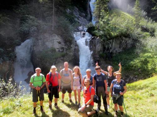 Groep mensen voor waterval